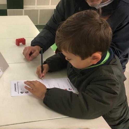 Dreng udfylder stemmeseddel til Børnevalget.